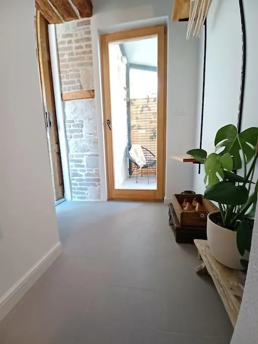 Tres Virtutes Apartment Pula 0*,